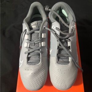 Women’s Gray Athletic Shoes softball cleats shoes size 7 hyper-diamond 4 pro